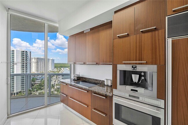 Building Photo - 15811 Collins Ave
