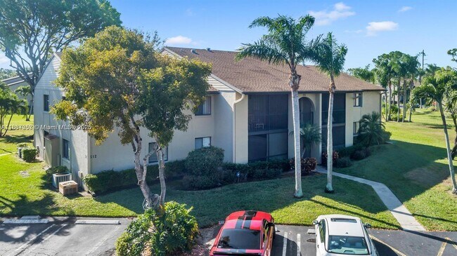 Primary Photo - 512 Shady Pine Way