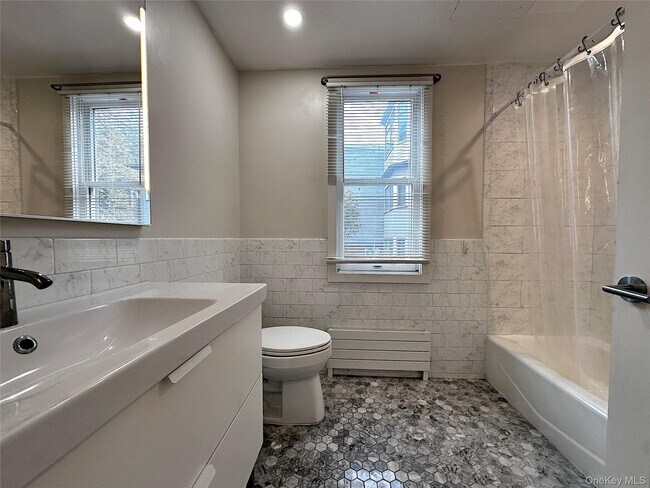 Building Photo - 437 Warburton Ave