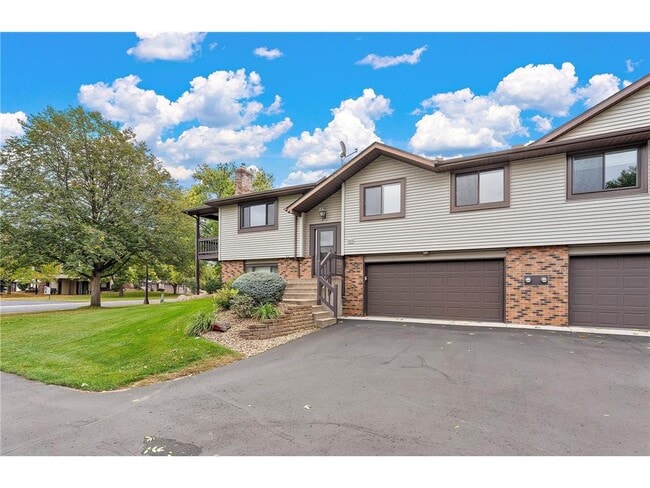 Building Photo - 560 Donegal Cir