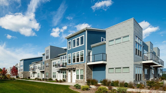 Building - 3960 S Lake Dr