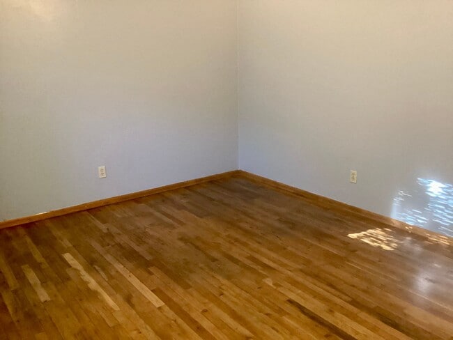 Building Photo - Renovated 2 bed 1 bath duplex near town ce...