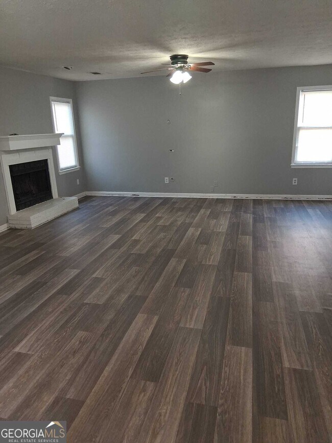 Building Photo - 2798 Country Ct SE