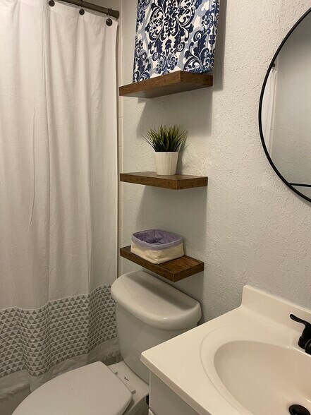 Building Photo - 4613 Bayshore Dr