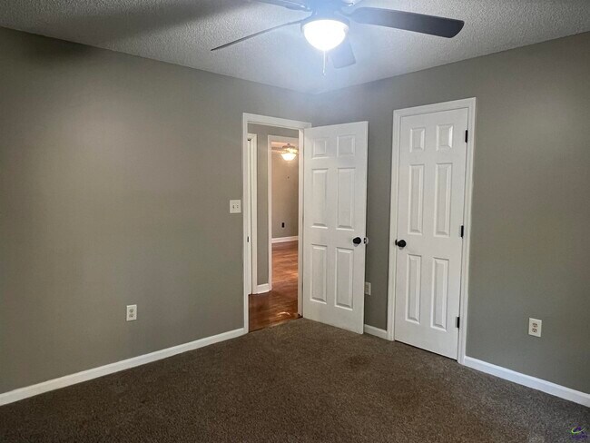 Building Photo - 981 Santa Fe Trail