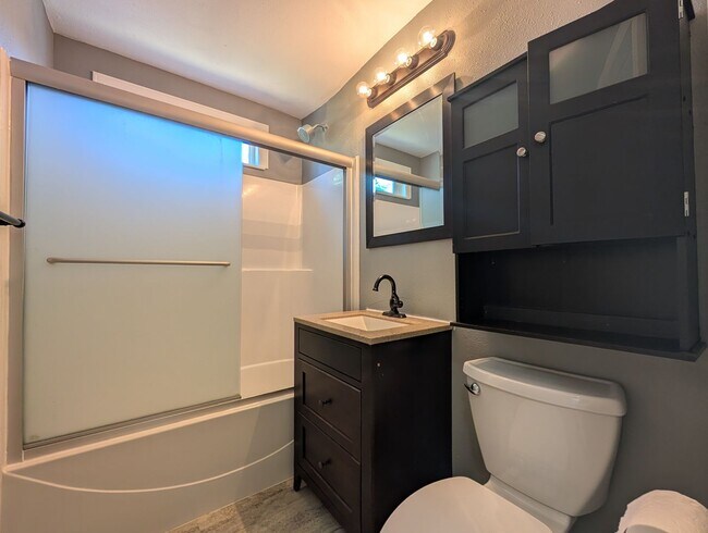 Building Photo - Fantastic 2-Bedroom, 2-Bath Home With Bonus Space!