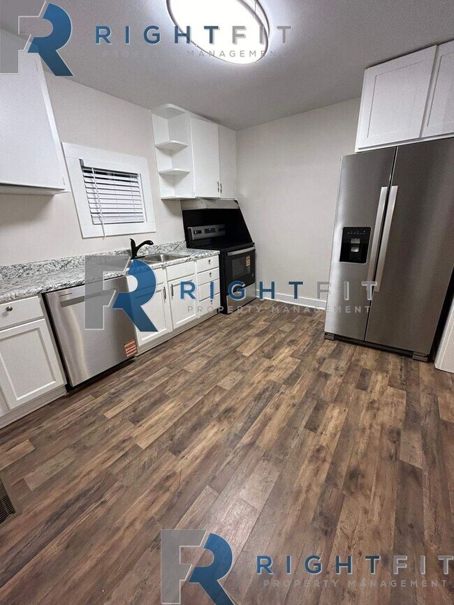 Building Photo - Newly Renovated House in Columbus