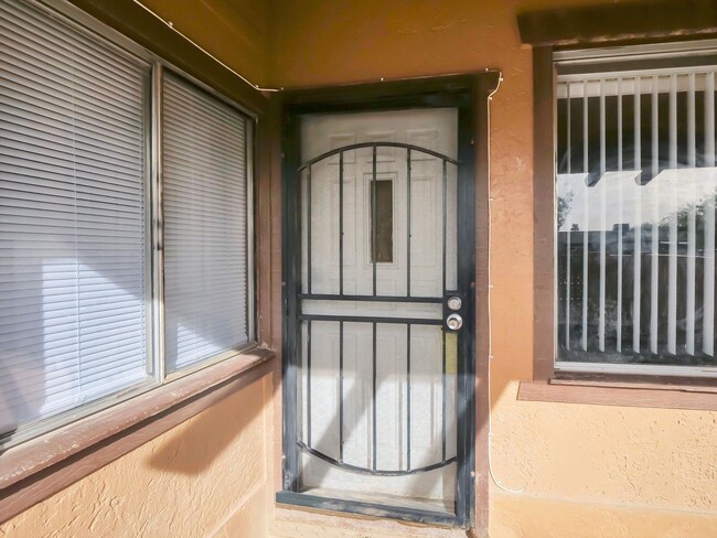 Building Photo - cozy townhome 2 bd 1 bth