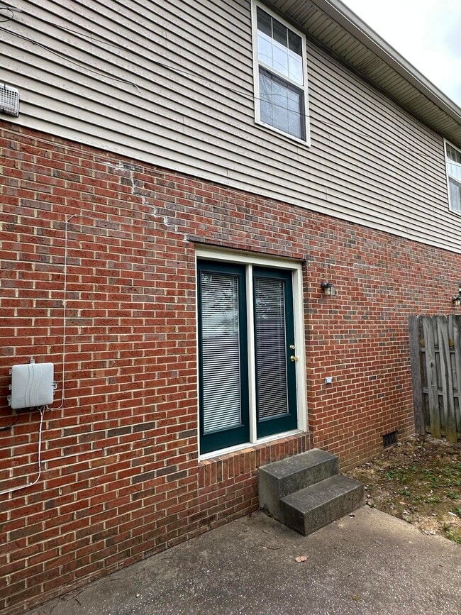 Building Photo - 2009 River Ridge Rd