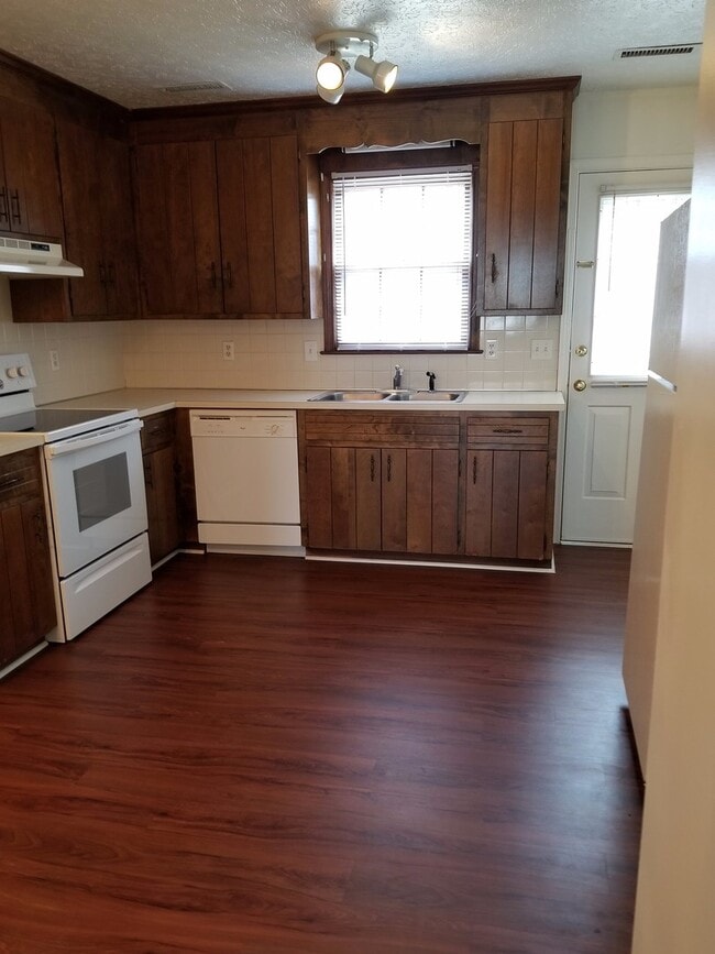Building Photo - Cute Two bedroom, off of Timberlake, with ...
