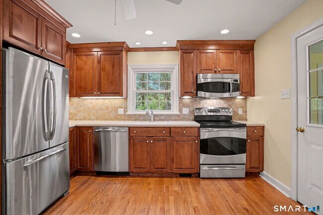 Building Photo - 32 Crescent Dr