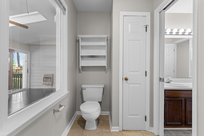 Building Photo - 4505 Aviemore Crescent