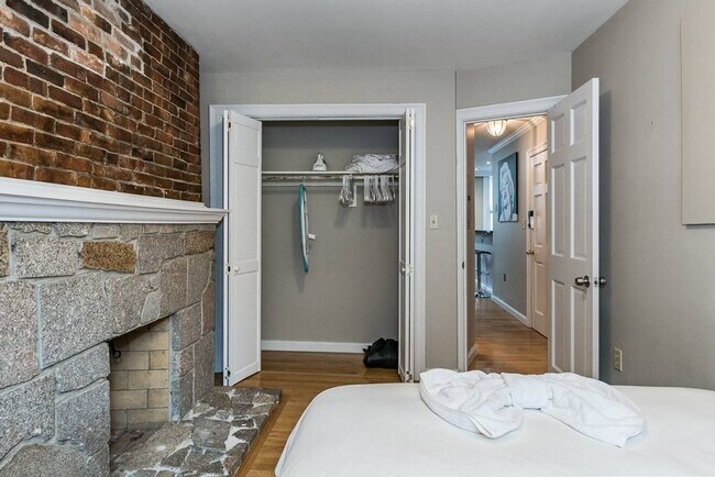 Building Photo - Historic Beacon Hill Charm Meets Modern Urban Living – 2 Bed | 1 Bath