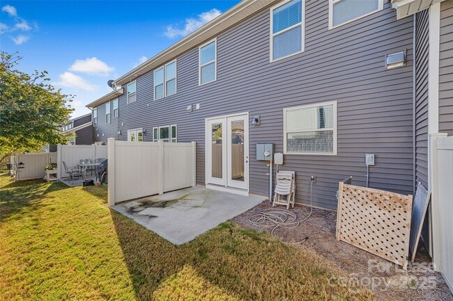 Building Photo - 1112 Roderick Dr