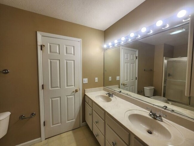 Building Photo - 3 Bedroom On Cul-de-sac, East Side Location