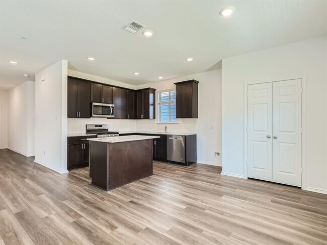 Building Photo - 1608 Holly Lk Dr