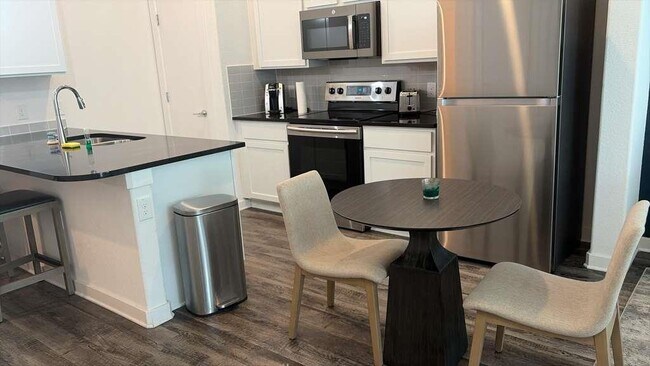 Building Photo - 680 Naumann Dr