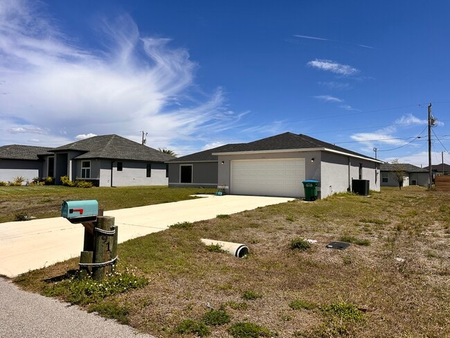 Building Photo - 913 NE 13th Ave