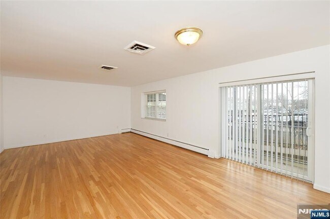 Building Photo - 20-30 Ridge Road Unit A8