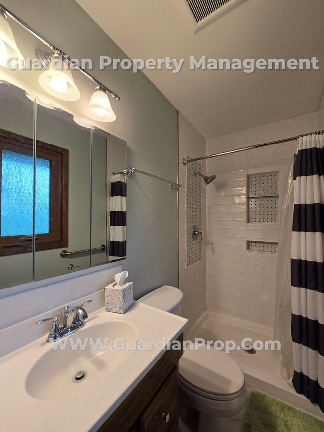 Building Photo - Available now! Spacious Shoreview Home, En...
