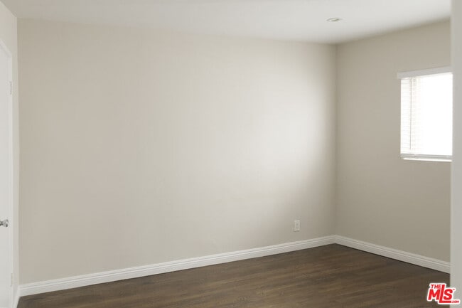 Building Photo - 925 N Curson Ave