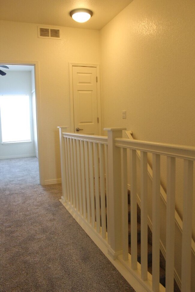 Building Photo - Beautiful 3 BR/3 1/2 BA Townhouse in Stonegate!!