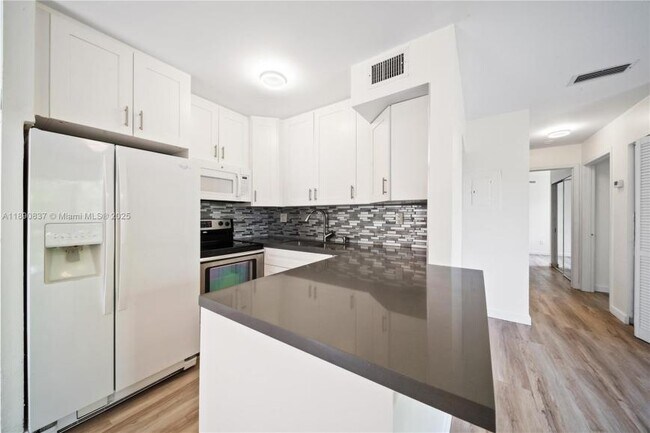 Building Photo - 2 bedroom in Miami Gardens FL 33169