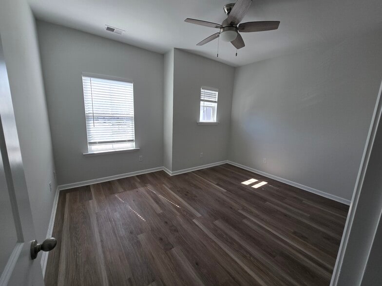 Upstairs Bed 1 - 550 McLernon Trce