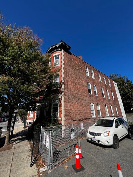 Building Photo - 62 Fayston St