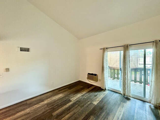 Primary Photo - Great 1B/1BA Condo in Gated Community in E...