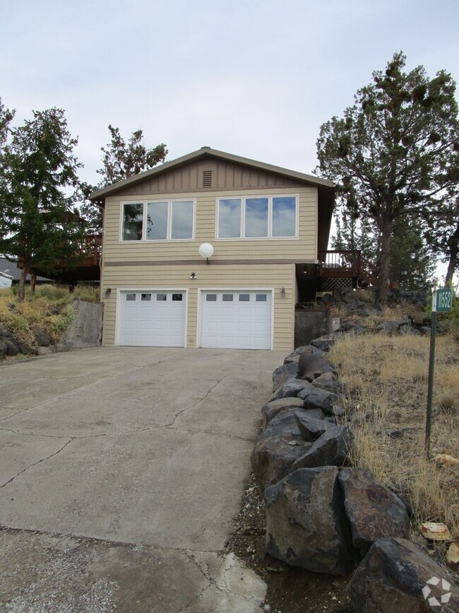 Building Photo - Spacious 2 Story, 2 Bedroom, 2 Bath Home o...