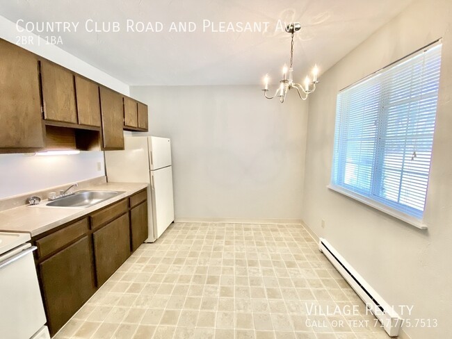 Building Photo - Roomy 2-bed end-unit w/ on-site laundry & ...