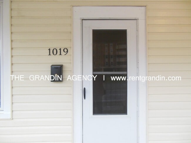 Building Photo - 1019 13th St SE
