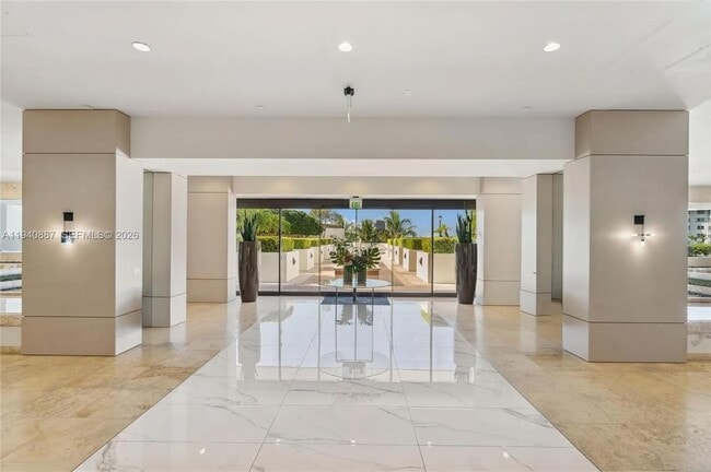 Building Photo - 1000 W Island Blvd