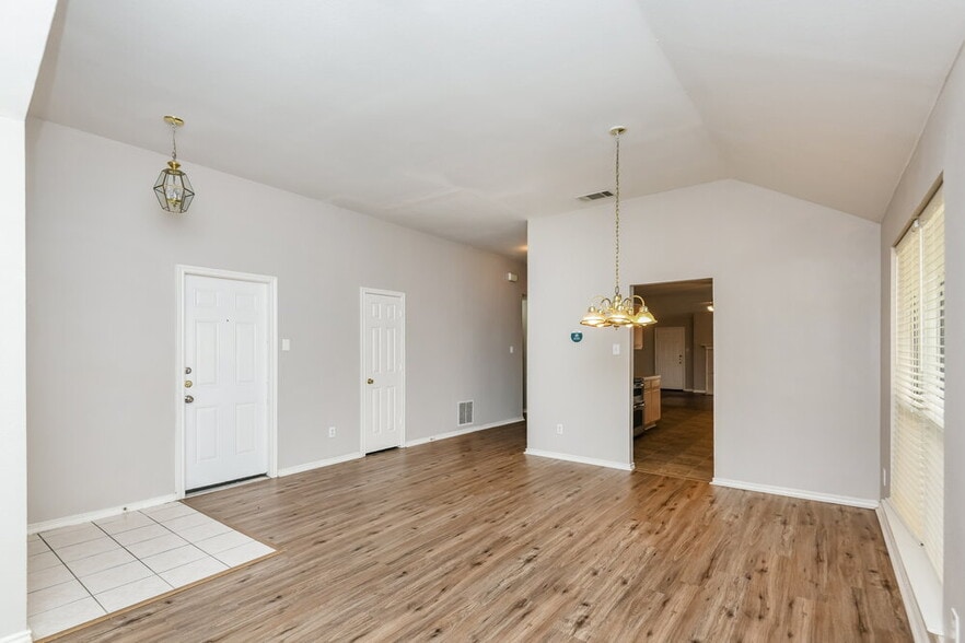 Building Photo - 633 Crystal Brook Dr