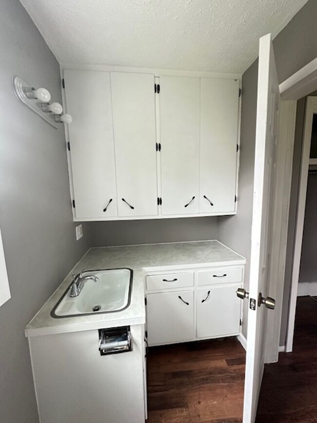 Building Photo - RECENTLY REMODELED 1 BEDROOM 1 BATH - COZY...