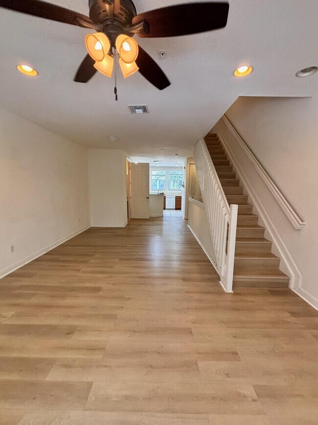 Building Photo - 767 Millbrae Ct