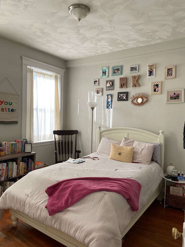 Building Photo - 2BR 1Bth unit. Heat/Hot Water included. Great location!