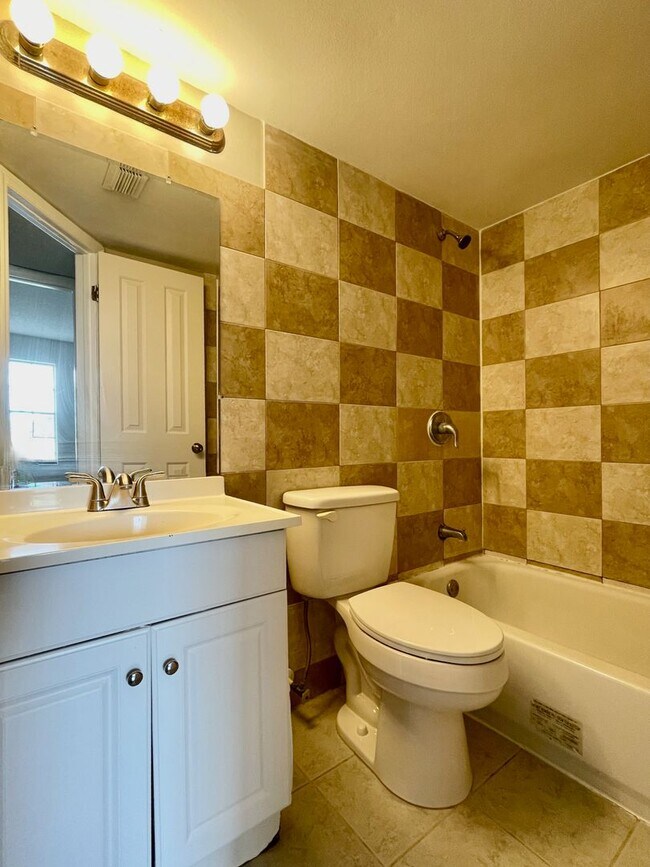 Building Photo - Charming 3-Bedroom, 2.5-Bath Townhome in Village Square Condominiums