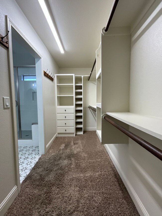 Building Photo - Updated 3 Bedroom 2 Bath Home in Fresno!