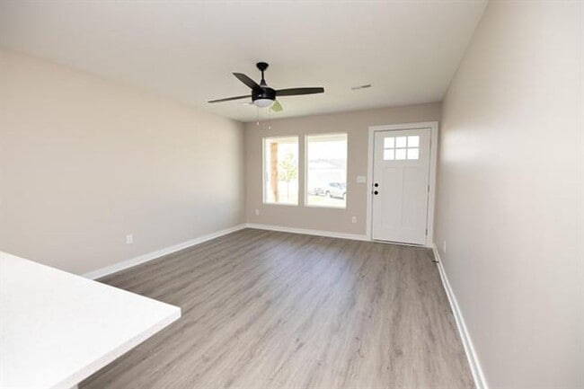 Building Photo - 542-544 W 50th Ct S