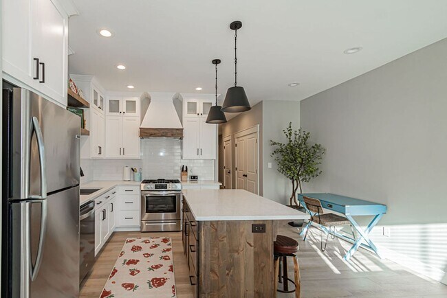 Building Photo - Fully Furnished Townhome – Utilities & WiF...
