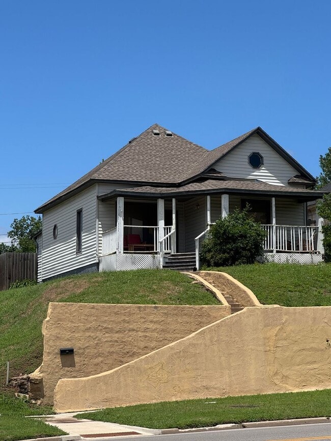 Primary Photo - 602 E Randolph Ave