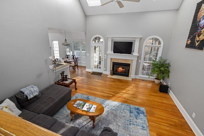 Building Photo - 4 Bed | 2.5 Bath House with Garage