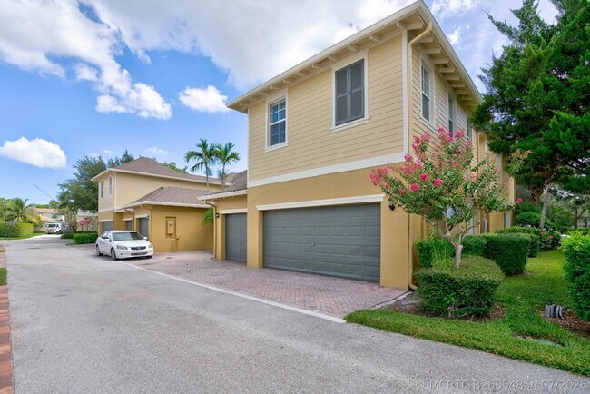 Building Photo - 158 W Thatch Palm Cir