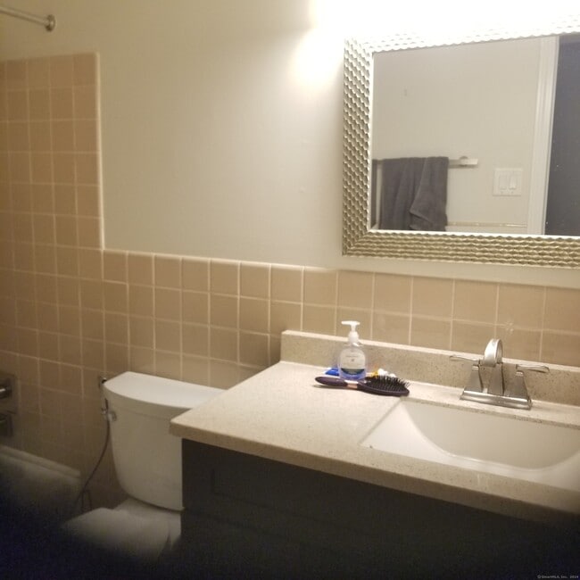 Building Photo - 185 Melba St