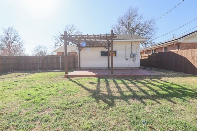 Building Photo - Updated 3 Bed / 1.5 Bath in Tulsa!