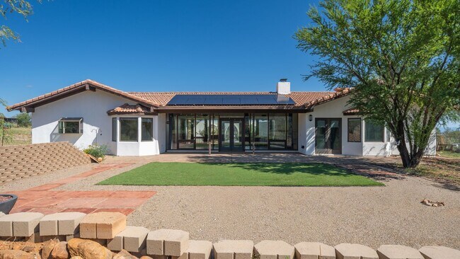 Building Photo - Mountain Views