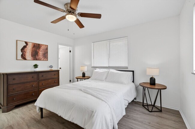 Building Photo - 1545 Reale Ave