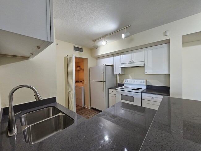 Building Photo - 604 Villa Cir